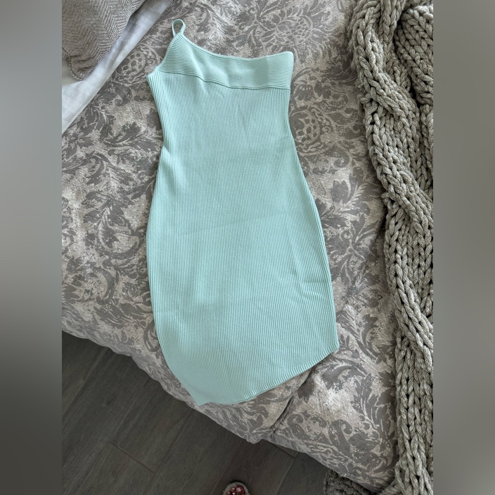 Elegant Mint Green One-Shoulder Dress - Picture 5 of 10